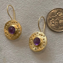 Load image into Gallery viewer, Gold with amethyst stone in the centre of a round disc. AGE 0108
